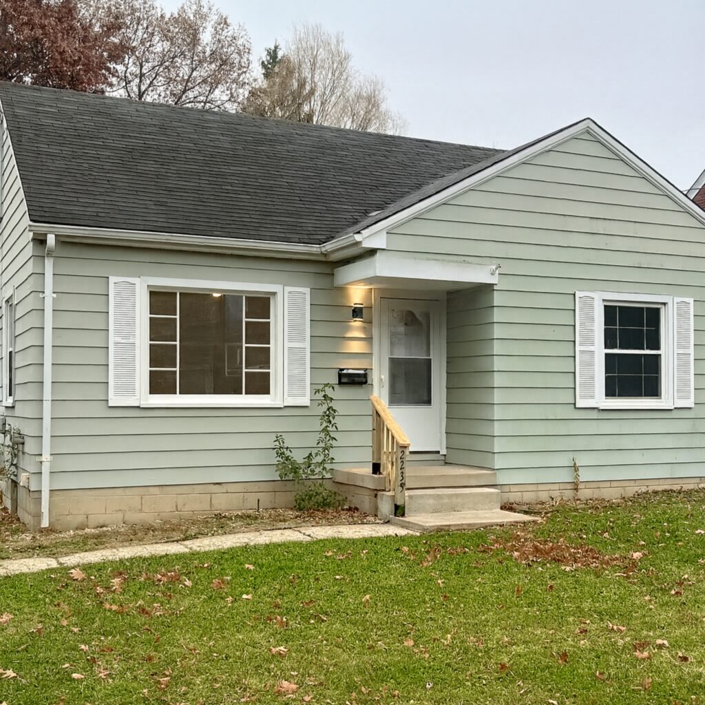 2235 Ridgelawn Front